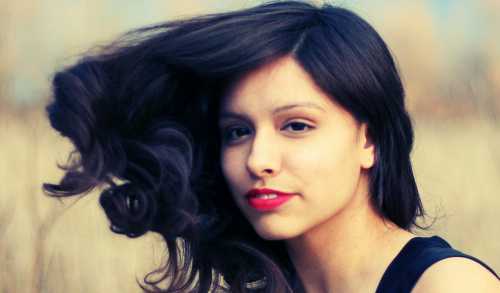 Как рассказывает певица, после того, как она перекраси лась в блондинку, волосы были совсем тусклыми и безжизненными. Спасала она их таким образом в любую маску для волос добавляла около столовой ложки оливкового масла, наносила массу на волосы от корней и до кончиков, надевала сверху шапочку для душа, укутывала голову полотенцем и ложилась спать