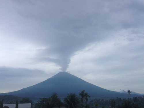 Ведь с вершины открывается сказочный вид на просыпающийся остров, да и потом, кому не захочется покорить вулкан и заглянуть в его кратер