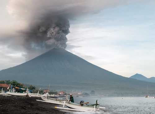 Сюда совершают паломничество балийцы со всего острова к храму, который находится ближе всего к богам