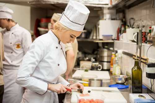 Каждое тематическое занятие включает в себя краткий курс сомелье, на котором вам не только расскажут о различных сортах вин, но и дадут их продегустировать