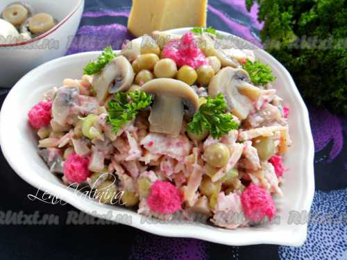 Можно в салате из грибов отварную курочку поменять на копченую, и добавить измельченный чернослив