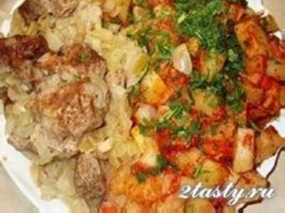 Следует раскрыть его и переложить из миски нарезанный лук