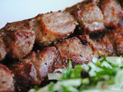 Следует раскрыть его и переложить из миски нарезанный лук