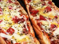 Сначала поджариваешь одну сторону