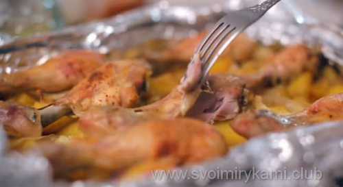 Рукав завязываем с другой стороны, несколько раз встряхиваем, чтобы все компоненты перемешались и на час отправляем в духовой шкаф