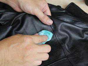 После проведенных процедур сотрите луковый сок, аммиак и загрязнение мокрой тряпкой