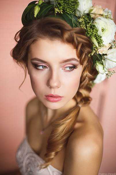 Скулы же в свою очередь слегка выступают