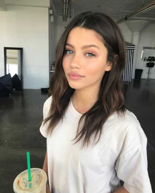 На ямке, которая находится под нижней губой, ставится точка и растирается