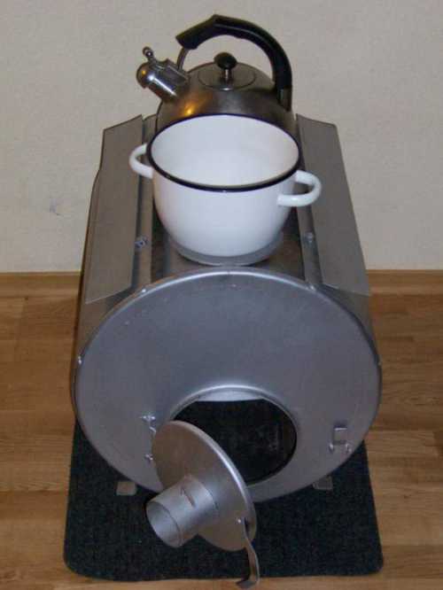 Чтобы по мере тления топлива в печи он мог беспрепятственно опускаться внутрь камеры, его размер делают немного меньше топочной