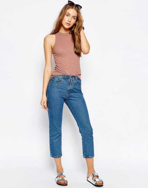 Нейтрально однотонный костюмдвойка, верх и низ которого сшиты из одинаковой ткани