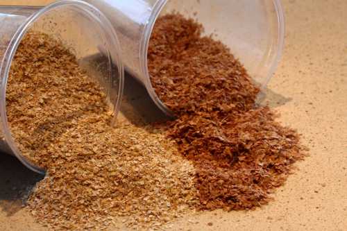 Во многих супермаркетах и аптеках в продаже можно встретить пшеничные отруби, как в обычном измельченном состоянии, так и прессованные в гранулы, которые на первый взгляд не сильно отличаются между собой, но все же лучше отдавать предпочтение обычным измельченным отрубям, так как они проходили меньшую обработку гранулированные отруби могут проходить не только механическую обработку, но в них еще добавляют иногда специальные добавки, что может отразится на их полезных свойствах