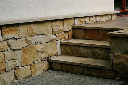 Отделка цоколя натуральным камнем