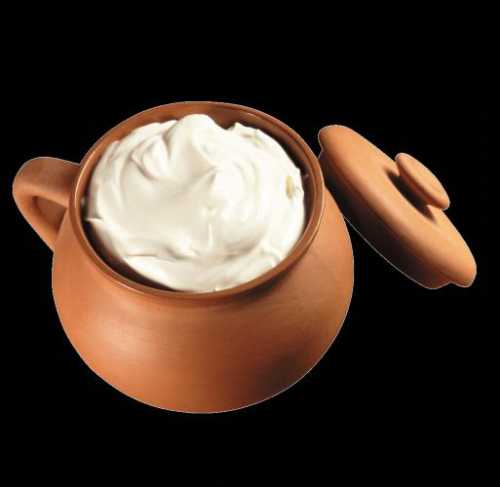 Снимите посуду с огня, вбивайте по одному яйцу, перемешивая венчиком